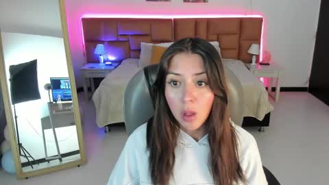 catti_brie_ online show from April 22, 11:18 am