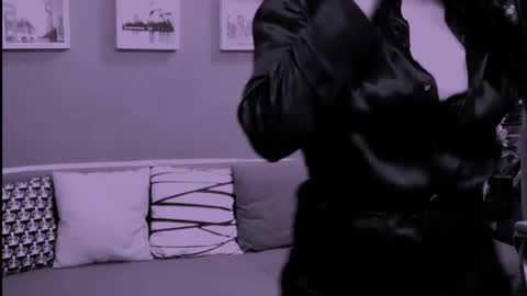 The Queen online show from December 22, 1:53 am