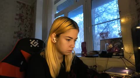 charleneschonert online show from December 18, 7:46 am