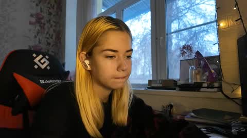 charleneschonert online show from December 16, 6:52 am