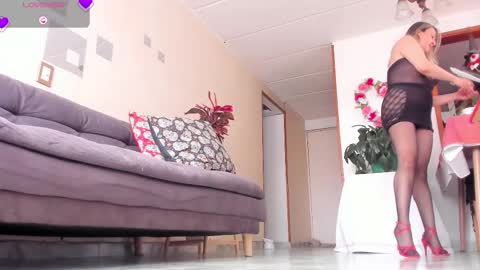Snapshot of charlize_legs_ chatting on October 1, 3:28 pm Charlize online show from October 1, 3:28 pm