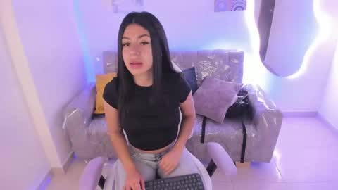 Snapshot of charlote_cowell_sub_ chatting on October 3, 5:40 pm online show from October 3, 5:40 pm