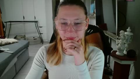 Leonie online show from April 16, 6:07 pm