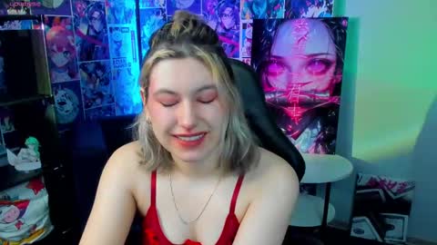 Snapshot of chloebloss0m chatting on February 23, 3:29 am Boni online show from February 23, 3:29 am