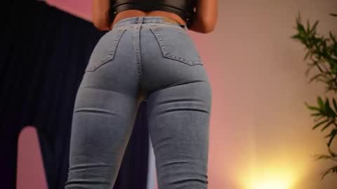 chloemin_ online show from October 28, 7:14 am