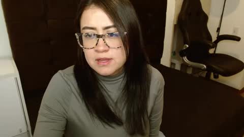 chlomills online show from January 15, 11:30 pm