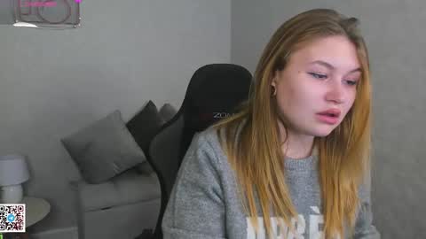 Snapshot of christine_wallker chatting on October 20, 1:52 am christine_wallker online show from October 20, 1:52 am