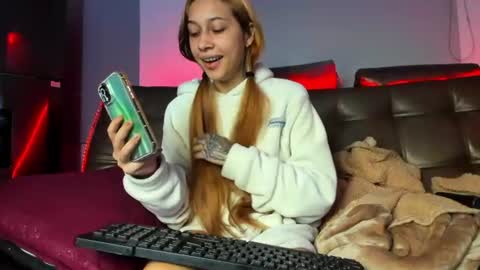 cleo y maikol online show from June 14, 3:19 am