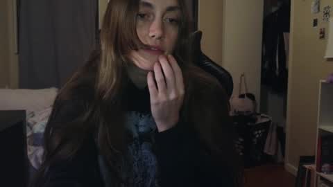 Snapshot of clover_tully chatting on December 22, 9:33 am Clover online show from December 22, 9:33 am