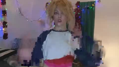 CorinneBijou online show from December 17, 8:51 am