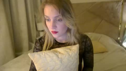 Snapshot of cosmo_blondiee chatting on October 8, 6:34 pm cosmo_blondiee online show from October 8, 6:34 pm