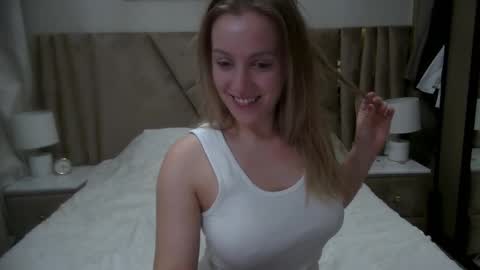 Snapshot of cosmo_blondiee chatting on October 20, 10:18 am cosmo_blondiee online show from October 20, 10:18 am