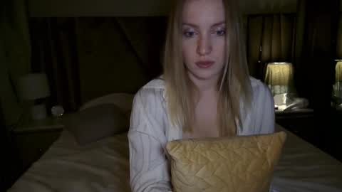 Snapshot of cosmo_blondiee chatting on October 7, 6:23 pm cosmo_blondiee online show from October 7, 6:23 pm