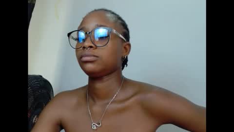Snapshot of creamyxmuffin chatting on October 15, 10:18 am creamyxmuffin online show from October 15, 10:18 am