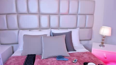 cristallwilliams online show from December 3, 8:00 pm