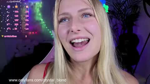 Snapshot of crystal_blond chatting on October 3, 10:04 pm Crystal online show from October 3, 10:04 pm