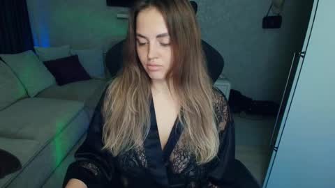 crystalemily online show from November 17, 8:09 pm