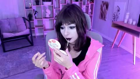 crystallbloom online show from October 2, 2:05 am