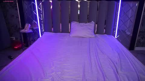 crystallpaws_ online show from April 19, 5:40 am