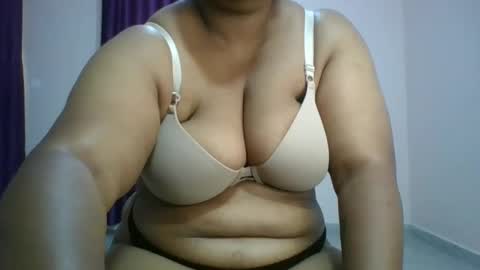 Snapshot of curvy_essie chatting on February 25, 10:04 am Essie online show from February 25, 10:04 am