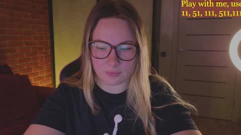 Snapshot of cute_darina chatting on December 12, 1:43 am Everyday stream in the same time online show from December 12, 1:43 am
