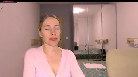 cute_lion_ online show from February 6, 4:10 pm