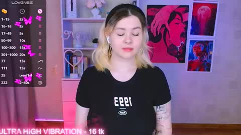 Snapshot of cutie_mili chatting on February 24, 3:21 am mili online show from February 24, 3:21 am