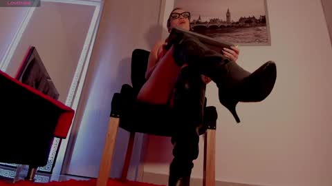  D A I L A  online show from January 3, 7:39 pm