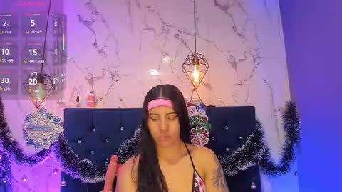 dakotaa_johnson online show from December 1, 6:10 pm