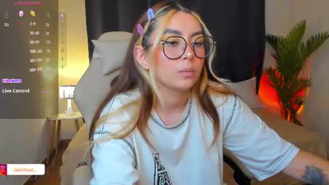 dakottaa__ online show from June 24, 12:42 am