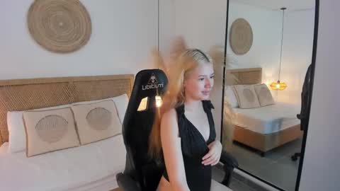 Snapshot of daniand_ chatting on September 29, 11:48 am D A N I A online show from September 29, 11:48 am