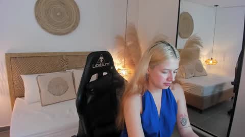 Snapshot of daniand_ chatting on September 30, 12:00 pm D A N I A online show from September 30, 12:00 pm