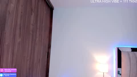  independent model   online show from October 10, 4:50 am