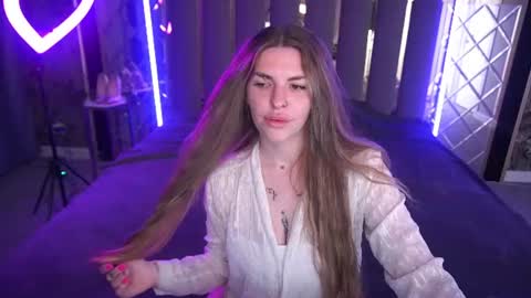 danielareign online show from June 13, 12:35 pm