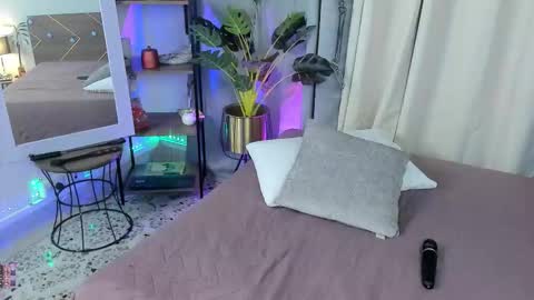 Snapshot of danna__castle chatting on October 19, 6:04 am Dannacastle online show from October 19, 6:04 am