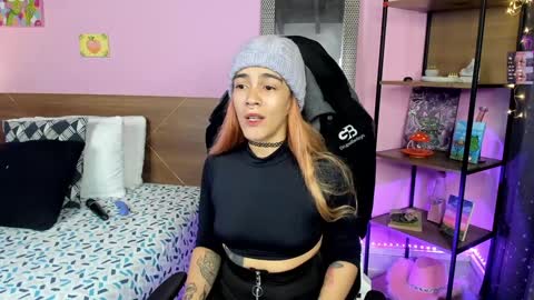Snapshot of danna__castle chatting on January 5, 4:36 am Dannacastle online show from January 5, 4:36 am