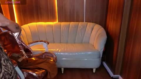 daphne_nicole_b online show from April 16, 1:00 pm