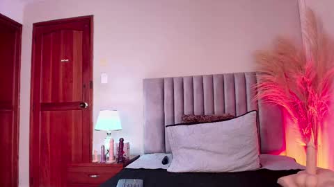 DAPHNE BEAUMONT online show from October 30, 3:02 pm