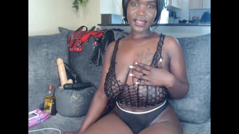 Snapshot of dark_coco chatting on December 31, 7:31 am Coco online show from December 31, 7:31 am