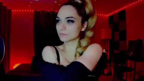 Snapshot of darkskullmistress chatting on October 14, 11:18 pm roseredgoddess online show from October 14, 11:18 pm