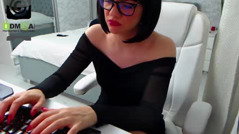 Snapshot of dear_ellisse chatting on February 12, 10:35 am Elly online show from February 12, 10:35 am