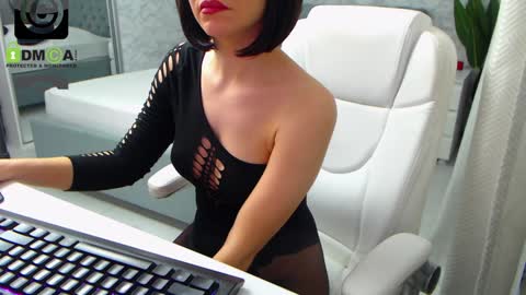 Snapshot of dear_ellisse chatting on December 2, 9:21 am Elly online show from December 2, 9:21 am