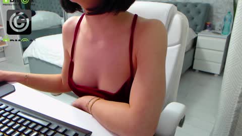 Snapshot of dear_ellisse chatting on January 25, 12:19 pm Elly online show from January 25, 12:19 pm