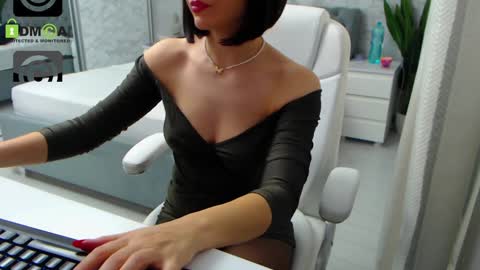 Snapshot of dear_ellisse chatting on December 20, 9:32 am Elly online show from December 20, 9:32 am