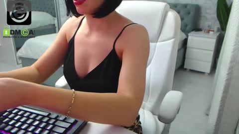 Snapshot of dear_ellisse chatting on October 9, 9:24 am Elly online show from October 9, 9:24 am
