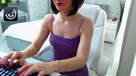 Snapshot of dear_ellisse chatting on January 28, 11:17 am Elly online show from January 28, 11:17 am
