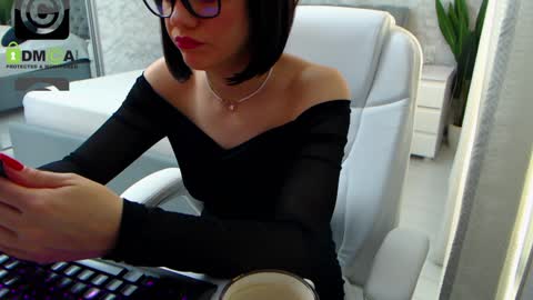 Snapshot of dear_ellisse chatting on December 19, 8:45 am Elly online show from December 19, 8:45 am