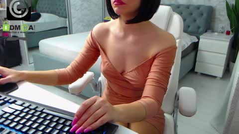 Snapshot of dear_ellisse chatting on December 5, 10:44 am Elly online show from December 5, 10:44 am