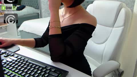 Snapshot of dear_ellisse chatting on February 16, 9:48 am Elly online show from February 16, 9:48 am