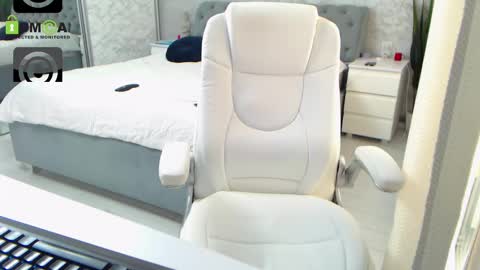 Snapshot of dear_ellisse chatting on February 17, 10:07 am Elly online show from February 17, 10:07 am